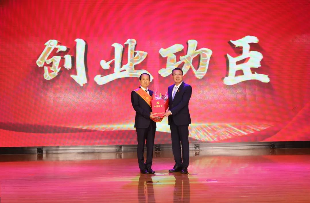 聯(lián)橋集團(tuán)黨委書(shū)記、董事長(zhǎng)慕镕鍵被授予威海高新區(qū)建區(qū)30周年十大“創(chuàng)業(yè)功臣”稱號(hào)