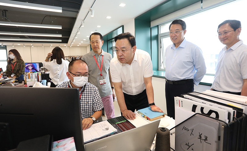 威海市委副書記、代市長(zhǎng)閆劍波到聯(lián)橋集團(tuán)調(diào)研