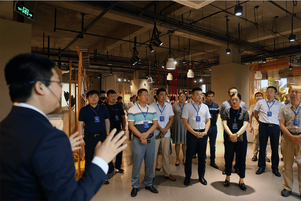 聯(lián)橋集團(tuán)黨委書記、董事長慕镕鍵在威海市“青藍(lán)接力”名家論壇開講(圖2)